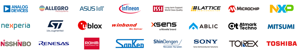 クリスは立って彼の娘エルバを抱えています